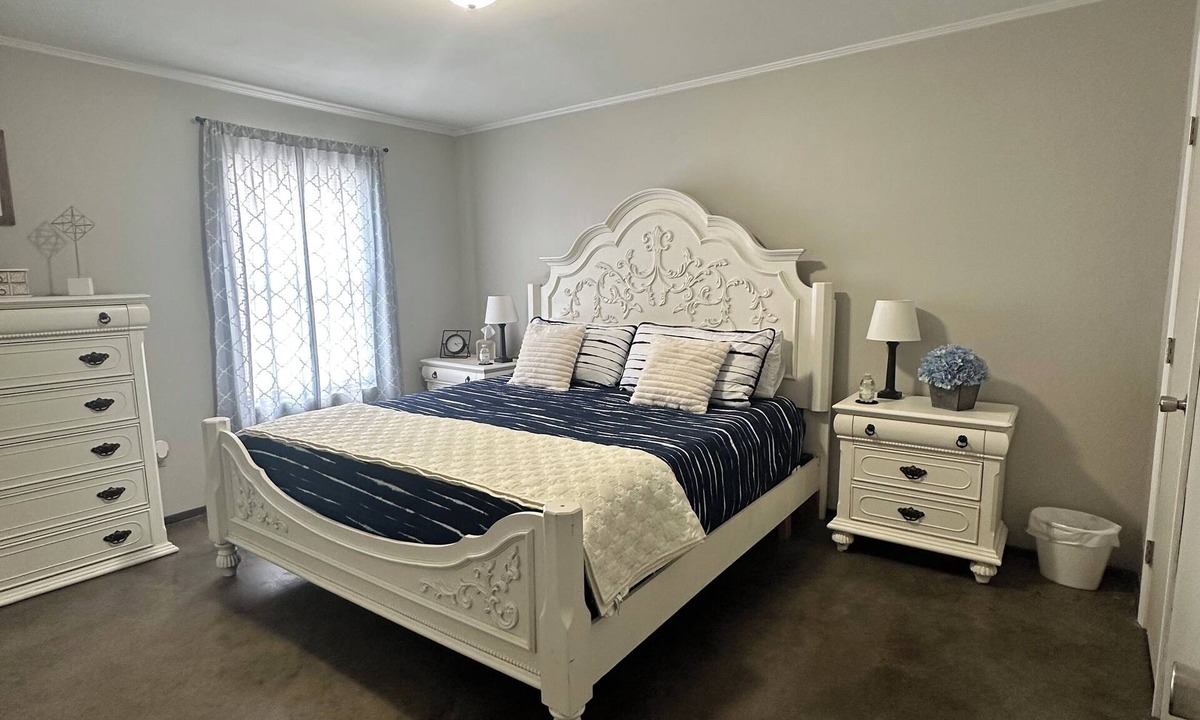 Natchitoches Apartment | Hidden Gem Quiet 2BR Guest House Near Downtown with King Beds, Kitchen & Patio