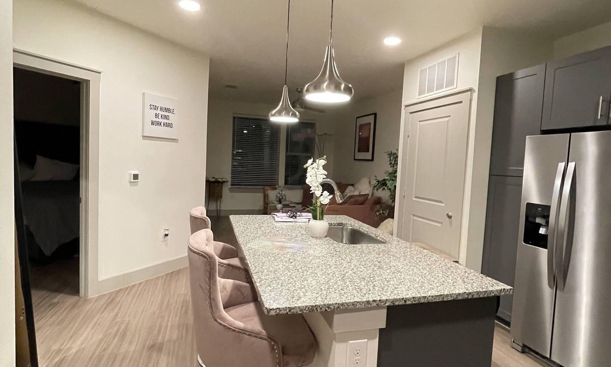 Addison Apartment | Hidden Gem, Romantic Nest, Prime Location
