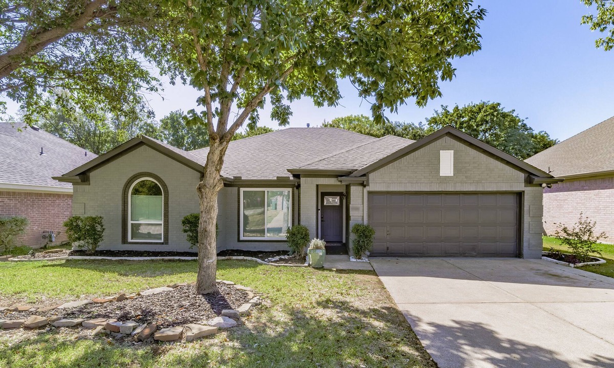 Corinth House | Hidden Gem with king beds, backyard shaded oasis