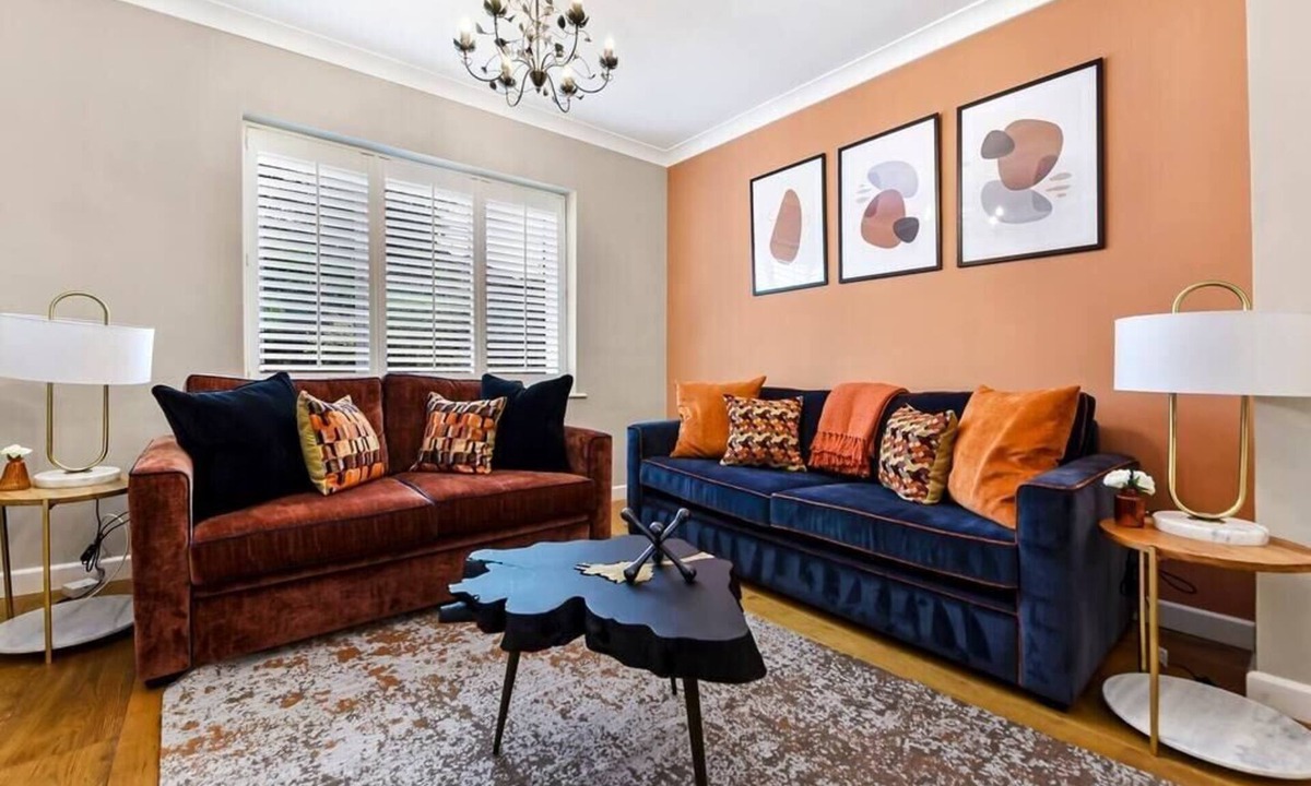 Knaphill Apartment | Hidden Gem with Private Lake Access