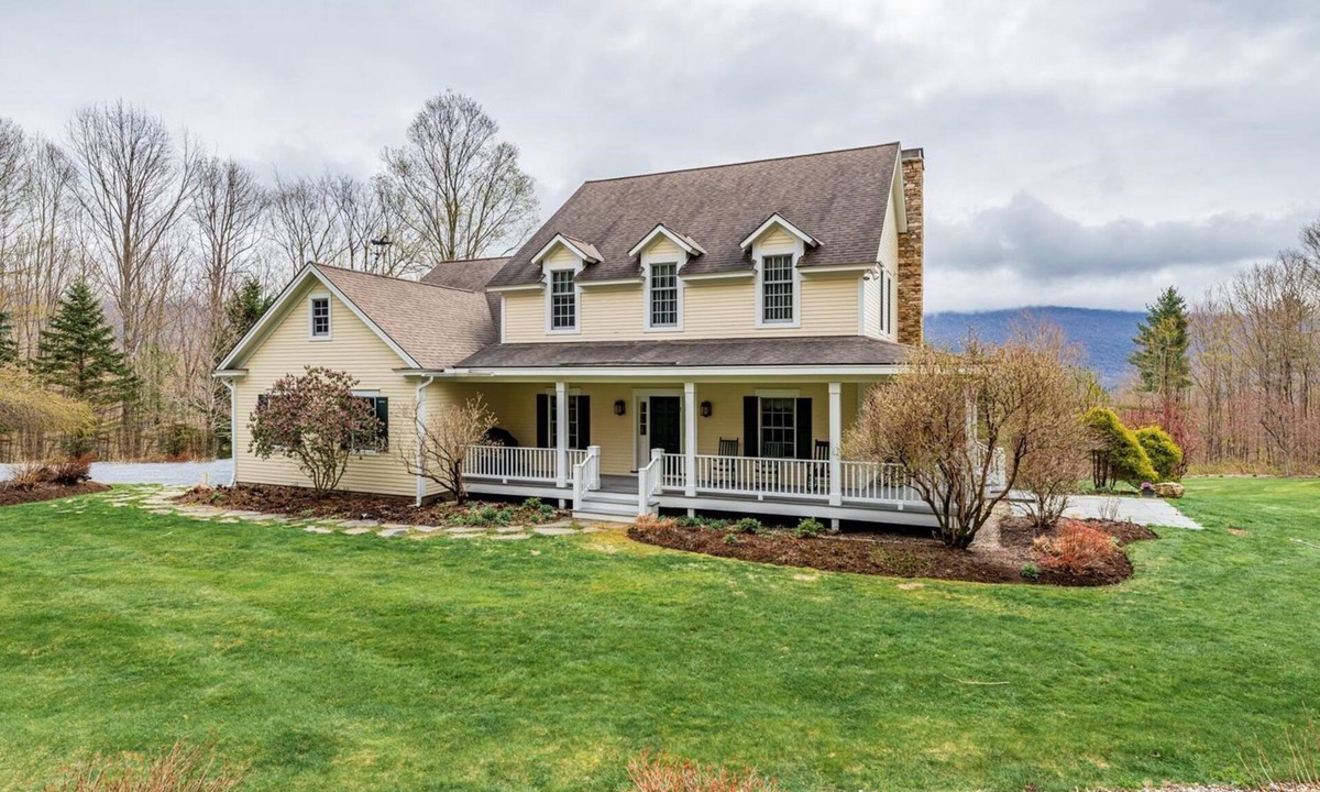 Manchester Center House | Hidden Gem with Sprawling Views in Manchester VT - Spacious 5 Bedroom House!