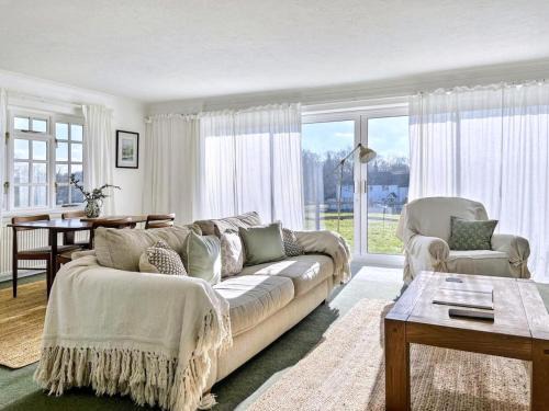 Piltdown House | Hidden Haven Cottage with Free Parking