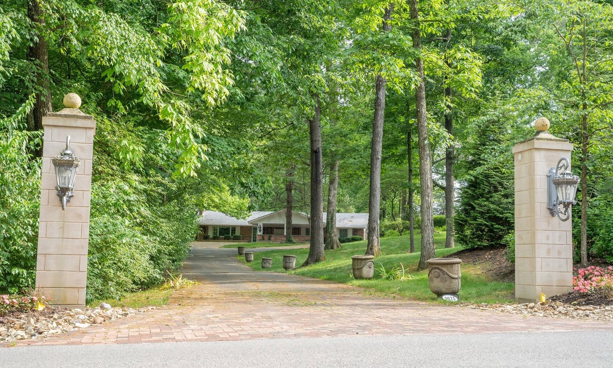 Carbondale House | Hidden in a Private Wooded Area