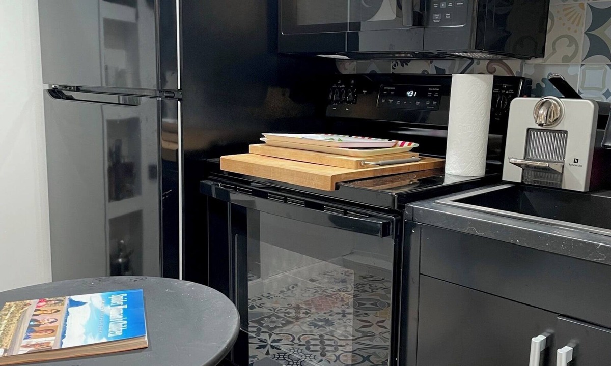 North of the Panhandle Apartment | Hidden Peaceful Victorian Studio Nest