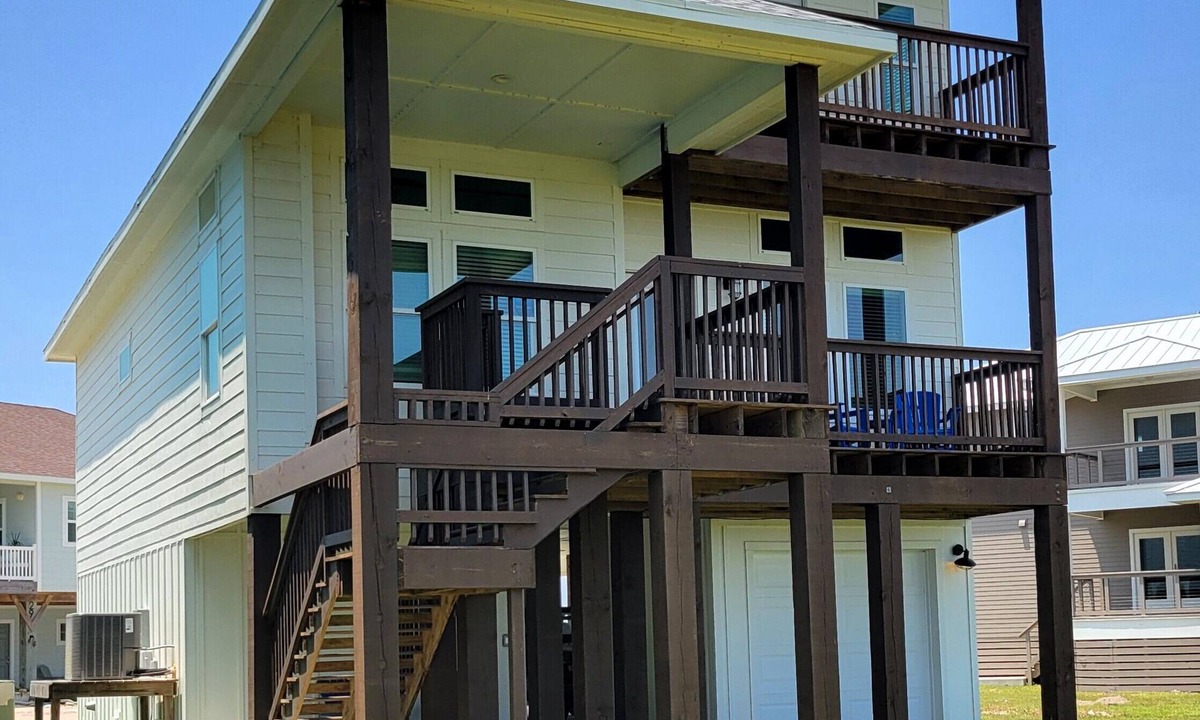 Port Aransas House | Hidden Pearl-4 BR/3 Bath House, Great Views, Shared Pool/Hot Tub, Small Dogs OK