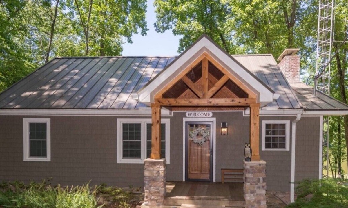 Athens House | Hidden Retreat on the River