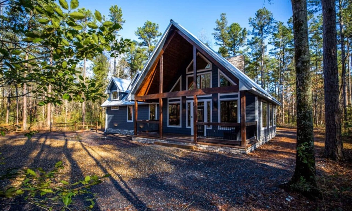 Smithville Cabin | Hidden Solace - Cozy & Romantic
