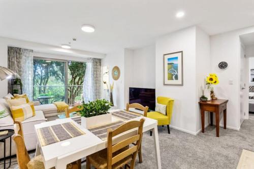 Takapuna Apartment | Hideaway Apartment with pool and free parking