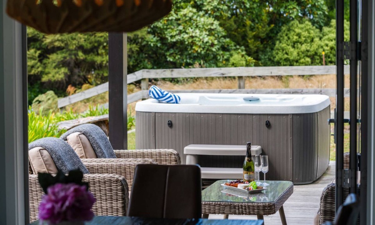 Acacia Bay House | Hideaway at the Bay with Hot Tub
