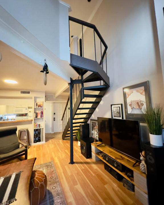 Turtle Creek Apartment | HiFi Sound & Comfort - Uptown Dallas/2-story loft