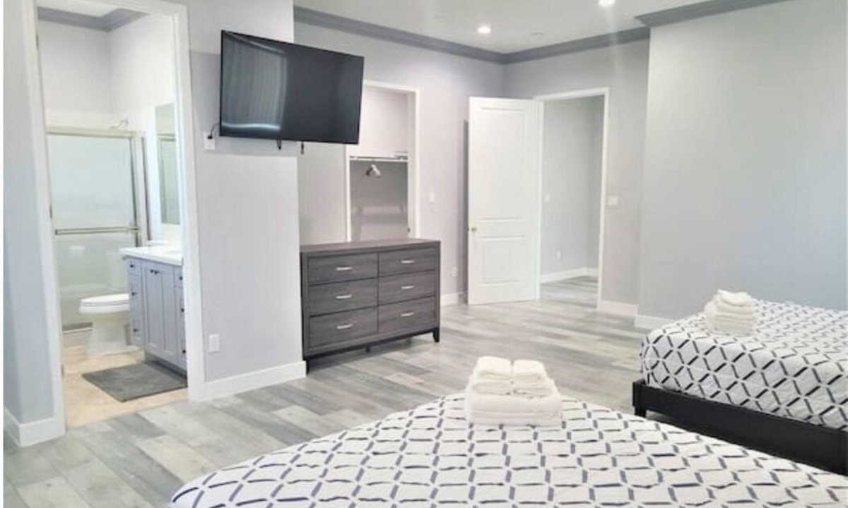 Garden Grove House | High Ceiling*2-levels Home*5 miles to Disneyland