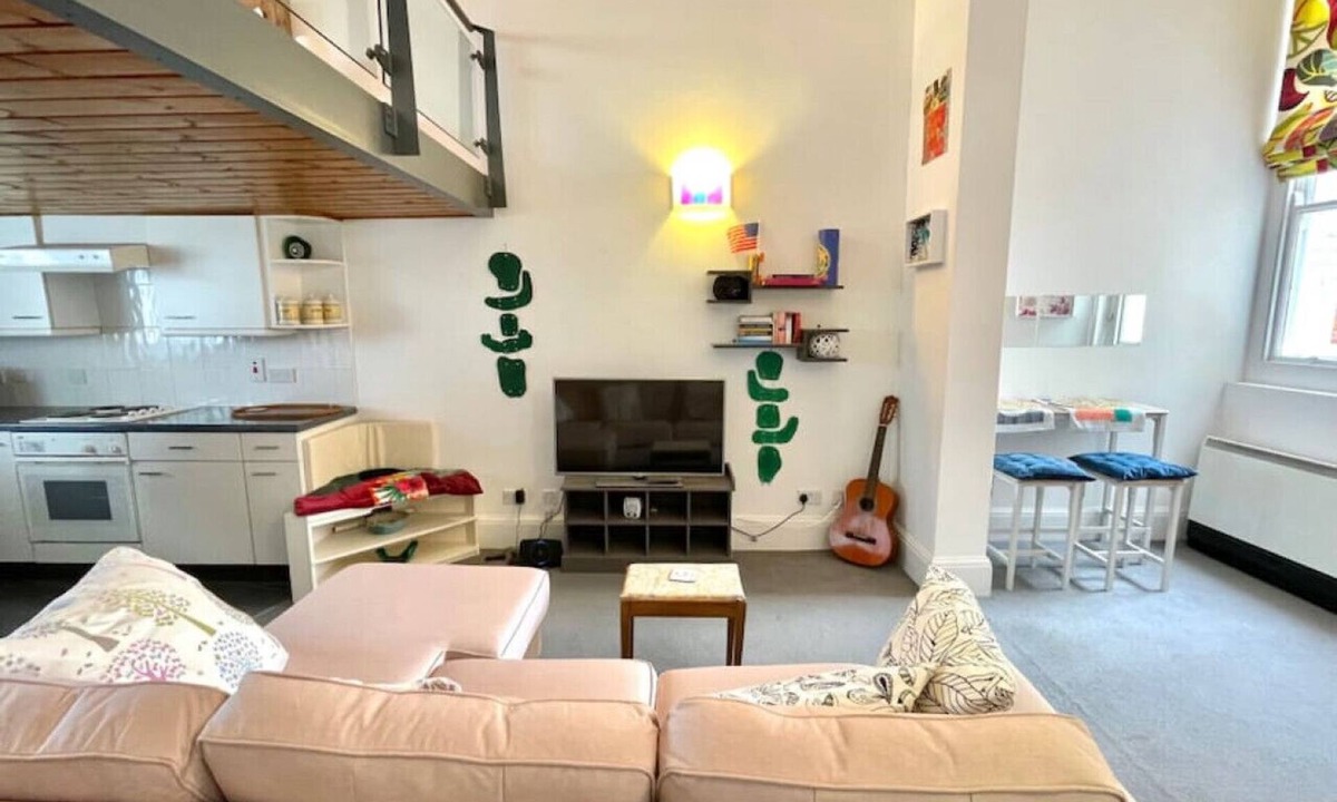 East Walworth Apartment | High-Ceiling Flat with Rooftop & Skyline View