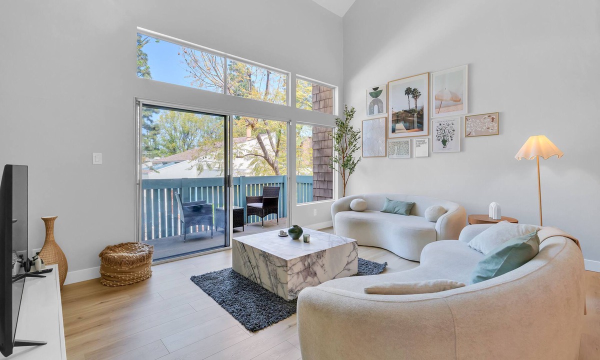 Tarzana Condo | High Ceilings 3BR with Loft-2 Baths Pool & Jacuzzi