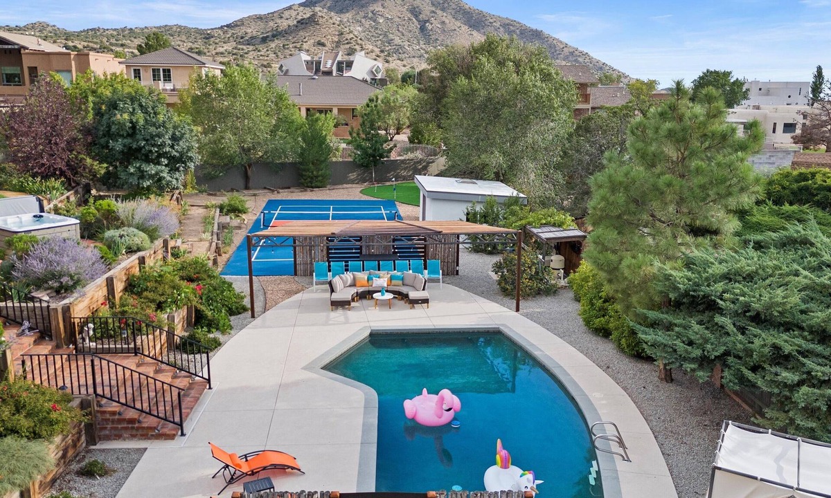 Zuzax House | High Desert Oasis- 5 Bedroom, Pool, Hotub, Pickleball, Gym, Game Room, Putt Putt