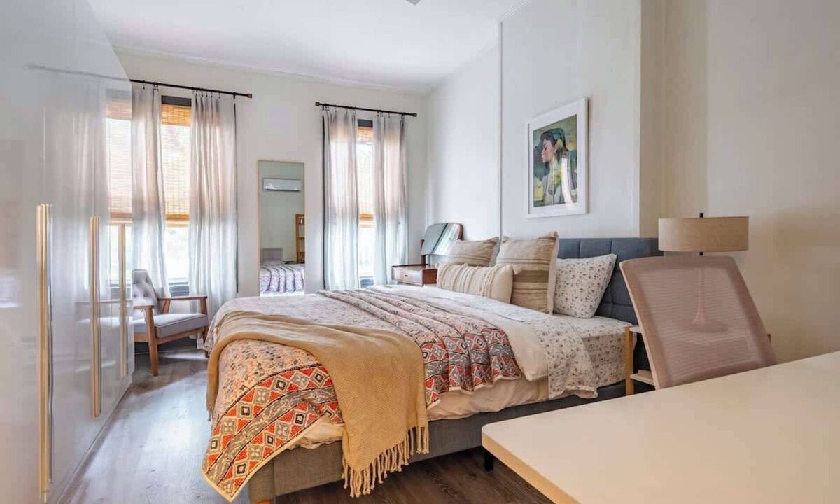 Wilmington Apartment | High end 1B apt, laundry, 10ft ceilings, king bed