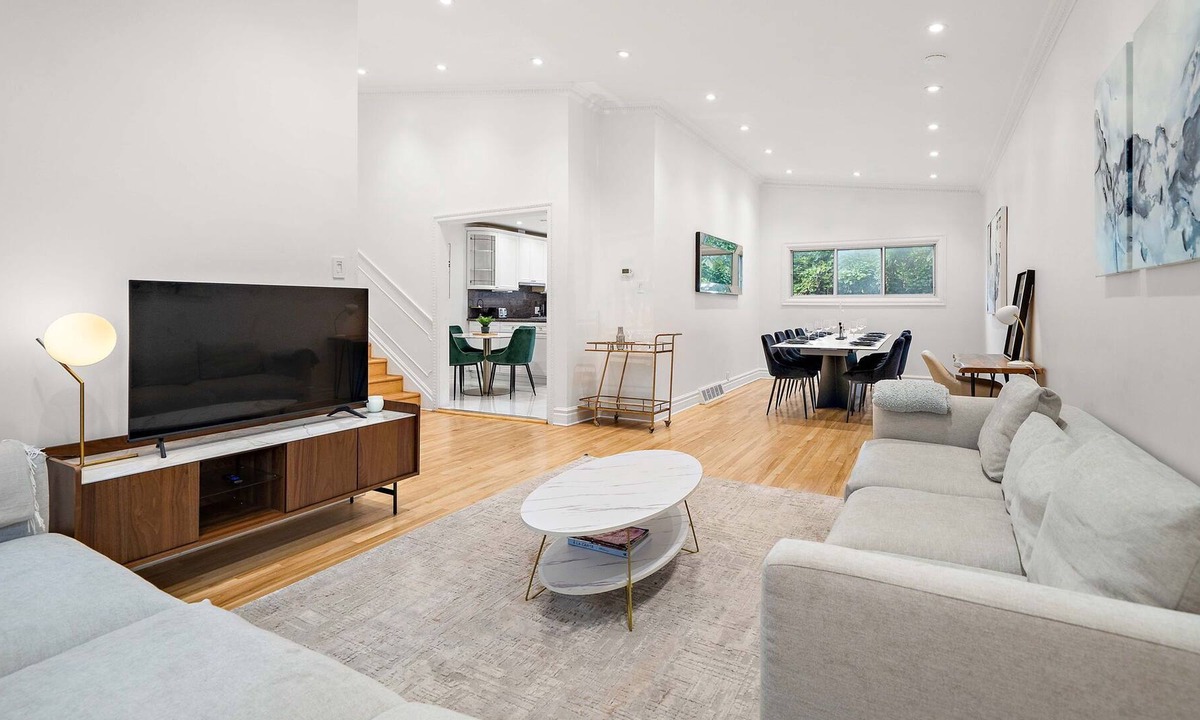 Cote-Saint-Luc House | High end full house sleeps 16. 3 bathrooms. Private Terrace and backyard