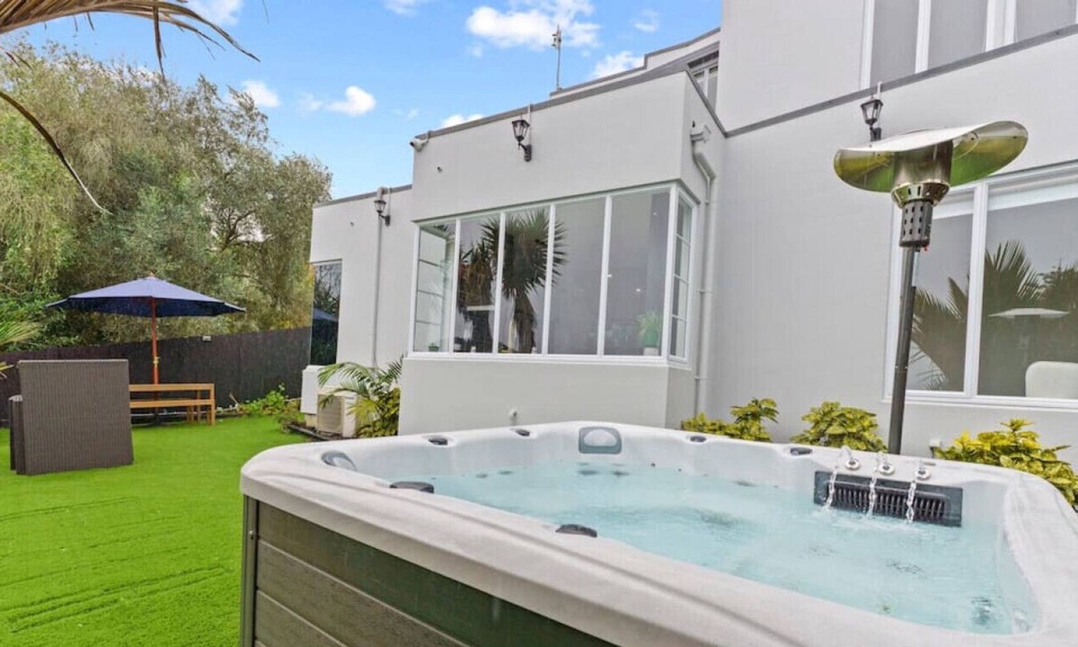 Hillsborough House | High-end Modern Villa Spa Pool & Harbour Views