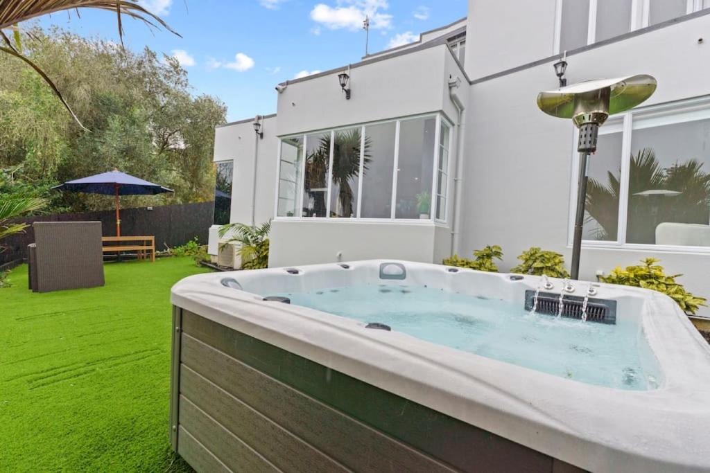 Hillsborough House | High-end Modern Villa Spa Pool - Harbour Views