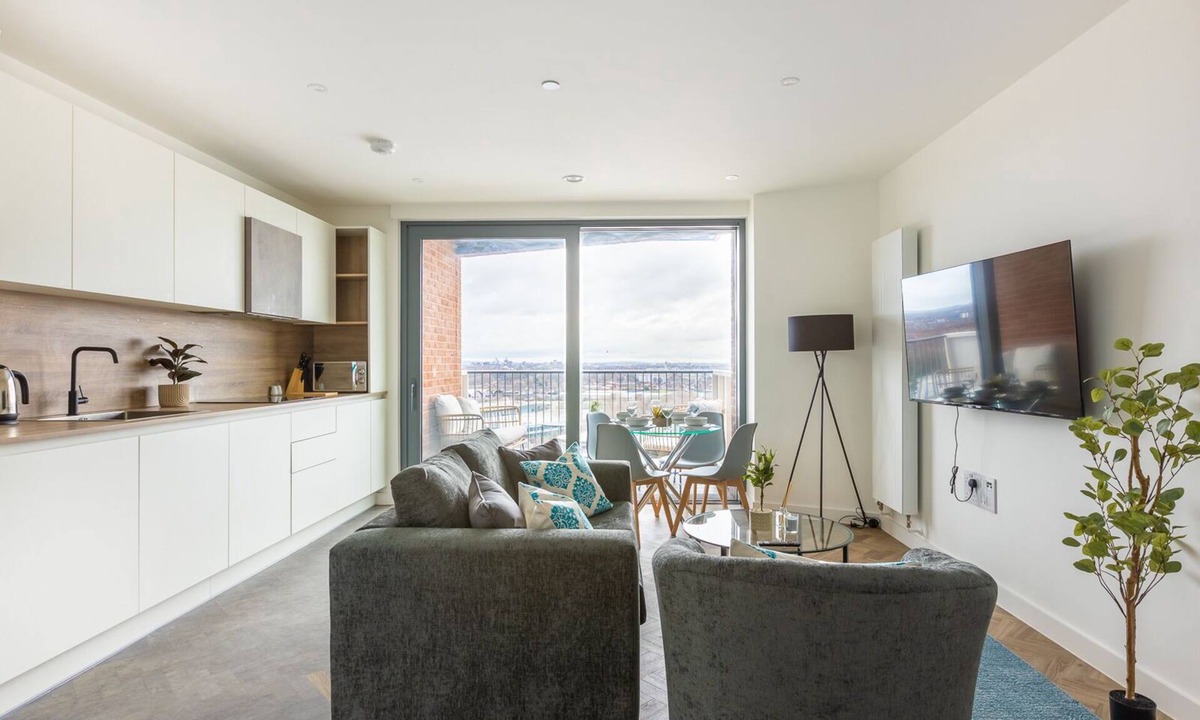 Canning Town North Apartment | High Floor Flat City and River View