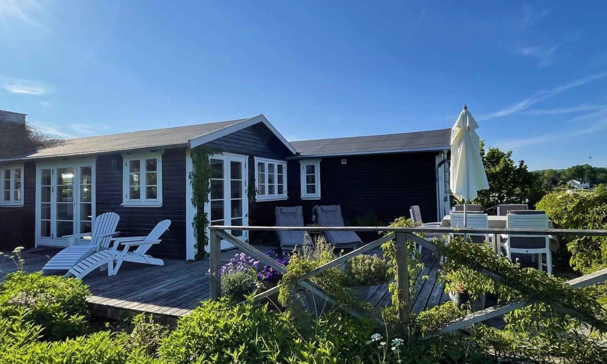 Hornslet House | High-lying home with a view of the sea and forest
