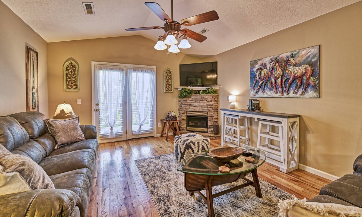 Pigeon Forge Ski Chalet | High N' Dry | Pigeon Forge Cottage | River Walk | 1 Mi to Pkwy