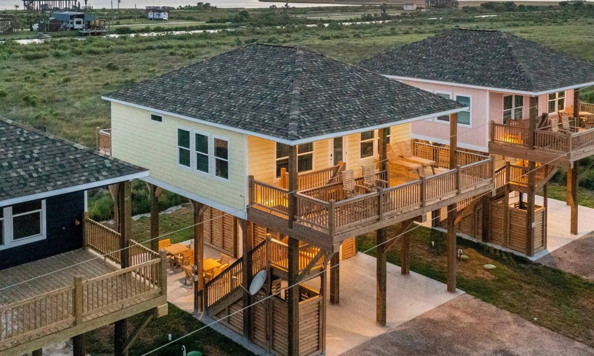 Gilchrist House | High Noon - Hot Tub, Golf Cart, Dog Friendly!