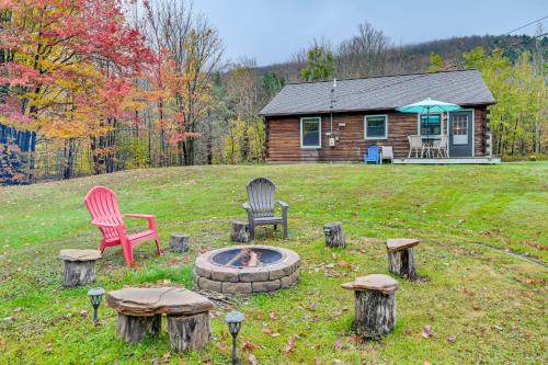 East Windham House | High Peak Heaven Cozy Log Cabin on 1 Acre!