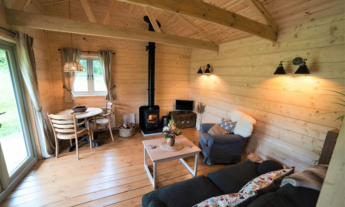 Holsworthy Cabin | High quality lodge in secluded field