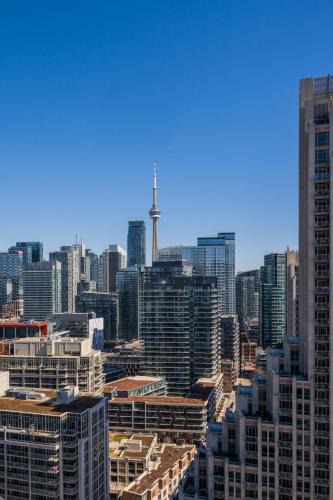 Fort York Apartment | High-Rise Condo with CN Tower View - Balcony - Free Parking - Downtown Toronto