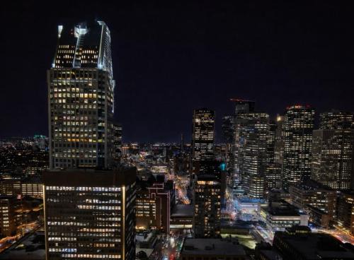 Downtown Montreal Apartment | High Rise Skyline DowntownCondo Pool &Free Parking