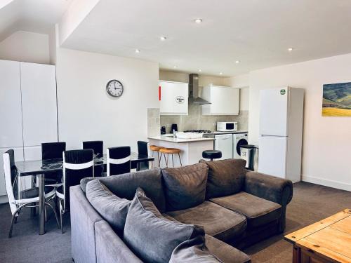 Staines Apartment | High Street Duplex 3 Bed Flat