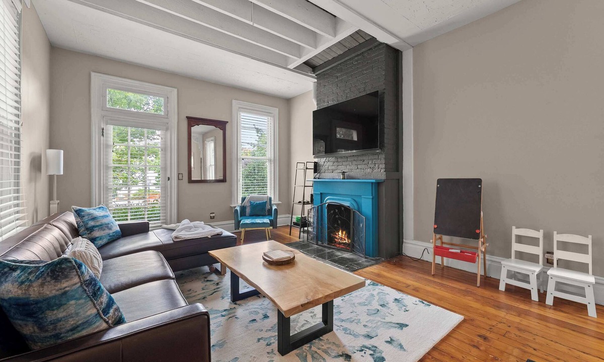 Italian Village House | High Street Hideaway - For 8