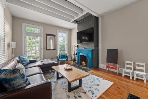 Italian Village House | High Street Hideaway - For 8