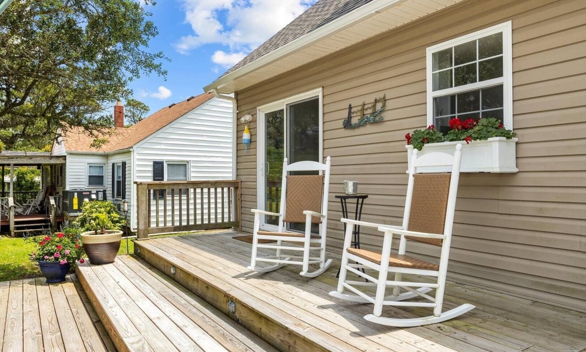 Harkers Island House | High Tider 3 Bedroom Home by RedAwning