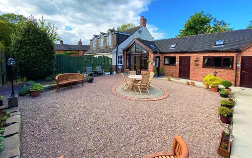 Uttoxeter House | High View Cottage