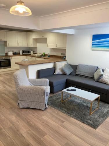 Highcliffe-on-Sea Apartment | Highcliffe Apartment with Parking