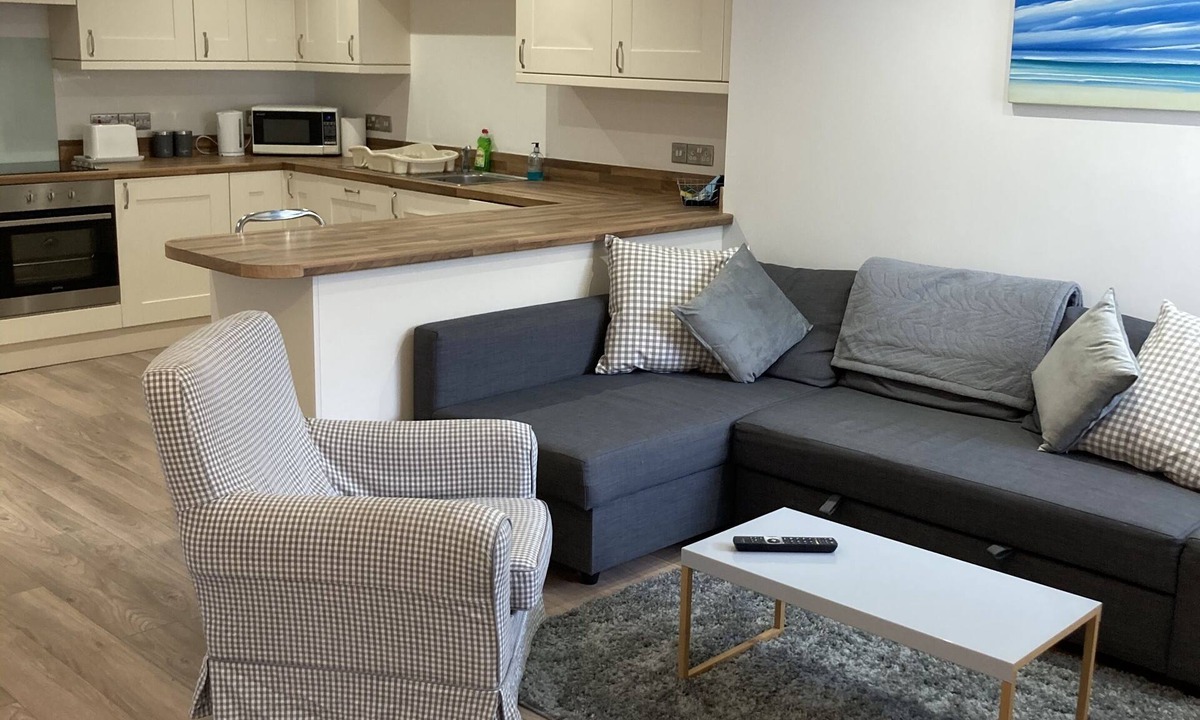 Highcliffe-on-Sea House | Highcliffe holiday flat with parking