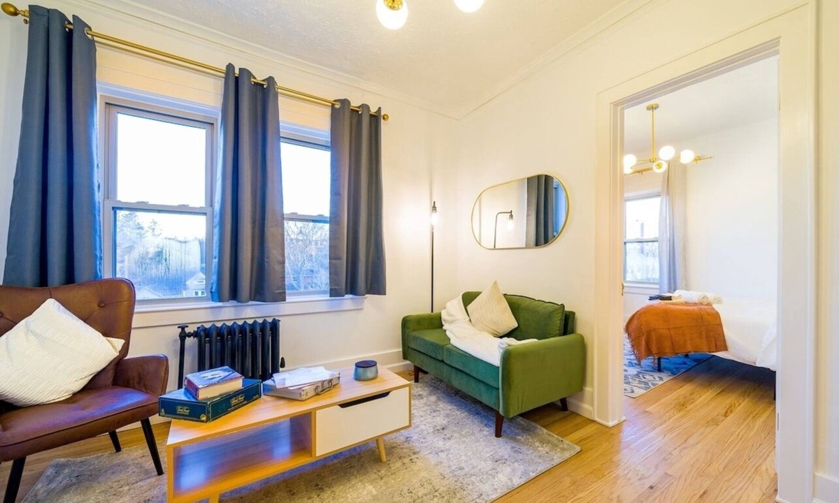 East Avenue Apartment | HighFall Hideaway Your Cozy Escape+Wi-Fi+TV Pets.