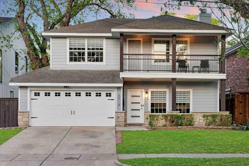 Dallas House | Highland Cottage - Central, Huge Yard HOT TUB