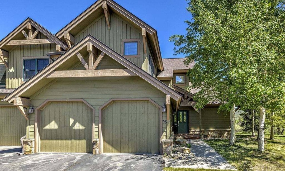 The Highlands House | Highland Greens 93: Gorgeous Townhome with Private Hot Tub.