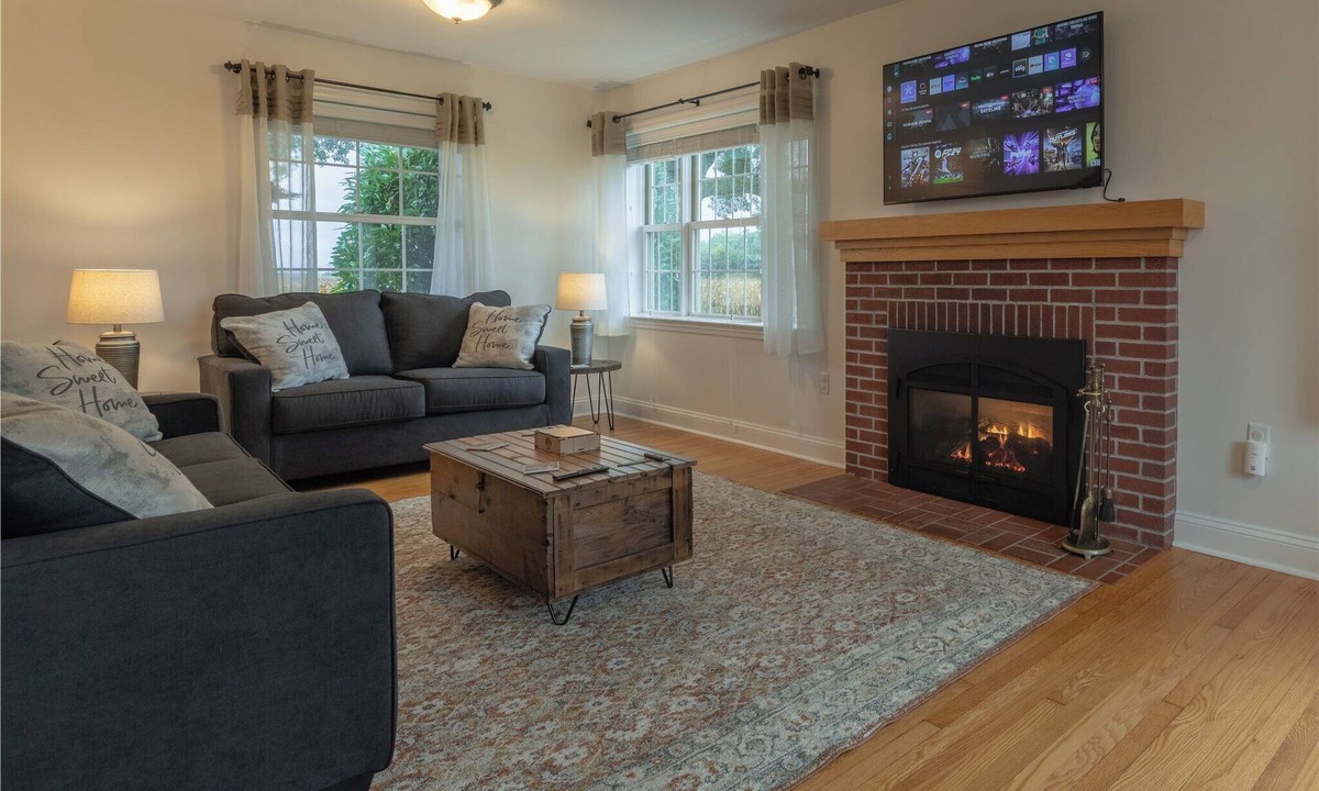 Ronks House | Highland Hideaway is located in Paradise, PA and just a short drive from Lancaster County's best tourist attractions, including the Amish Village, Cherry Crest Adventure Farms, Dutch Wonderland and Sight & Sound Theatre.