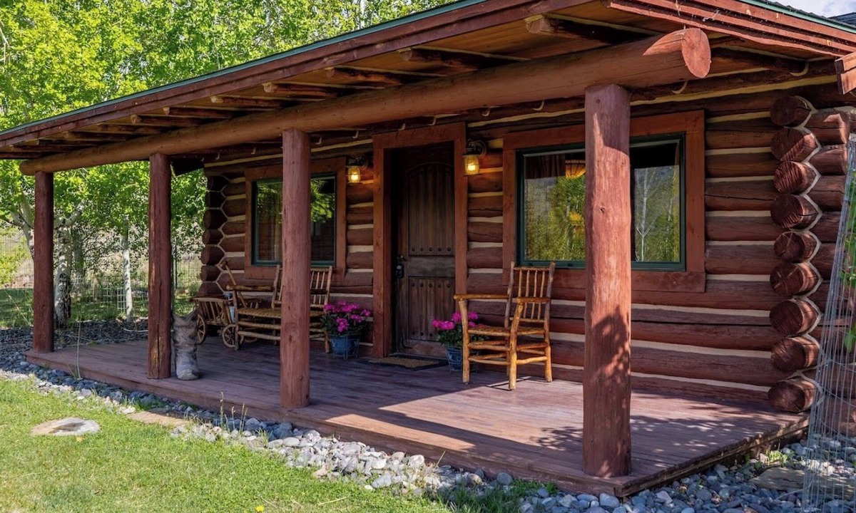 Wapiti Cabin | Highland Homestead- Direct River Access, Mountain Views, Historic Cabin