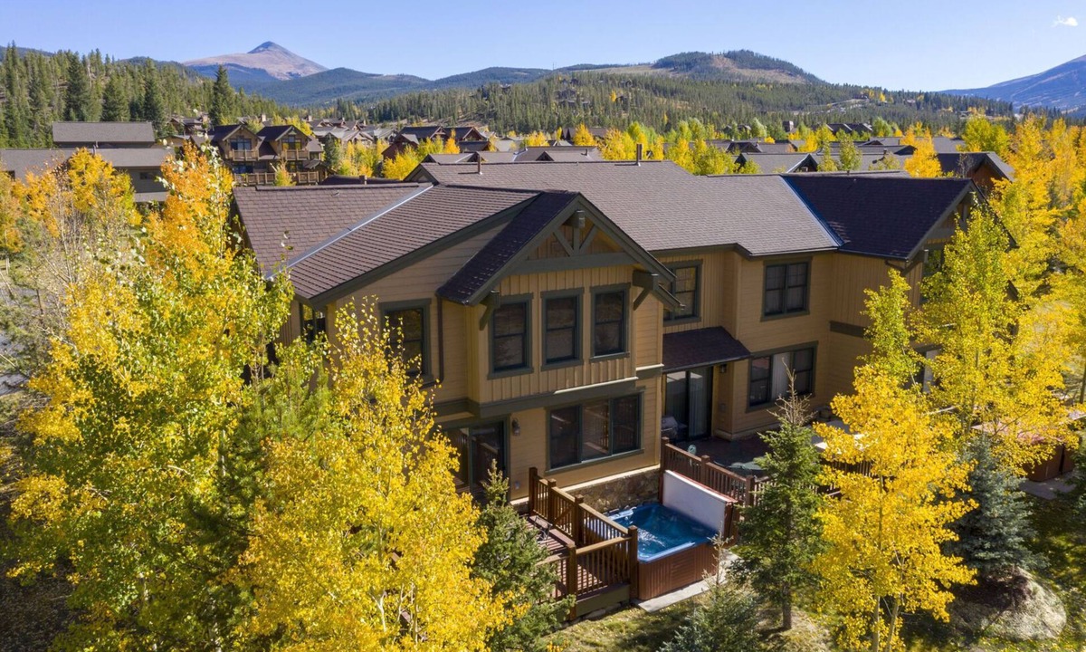 The Highlands House | Highland House | Hot Tub & Free Ski Shuttle!