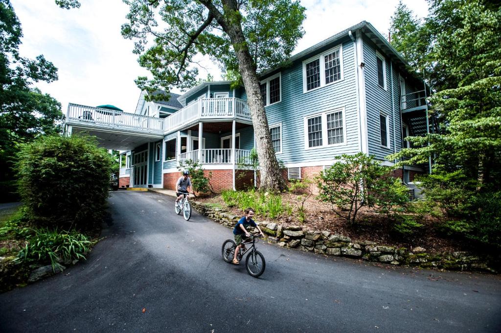 Flat Rock Hotel | Highland Lake Inn & Resort - Flat Rock