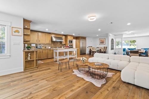 Greenway Plaza-Upper Kirby Villa | Highland Village Little Haven
