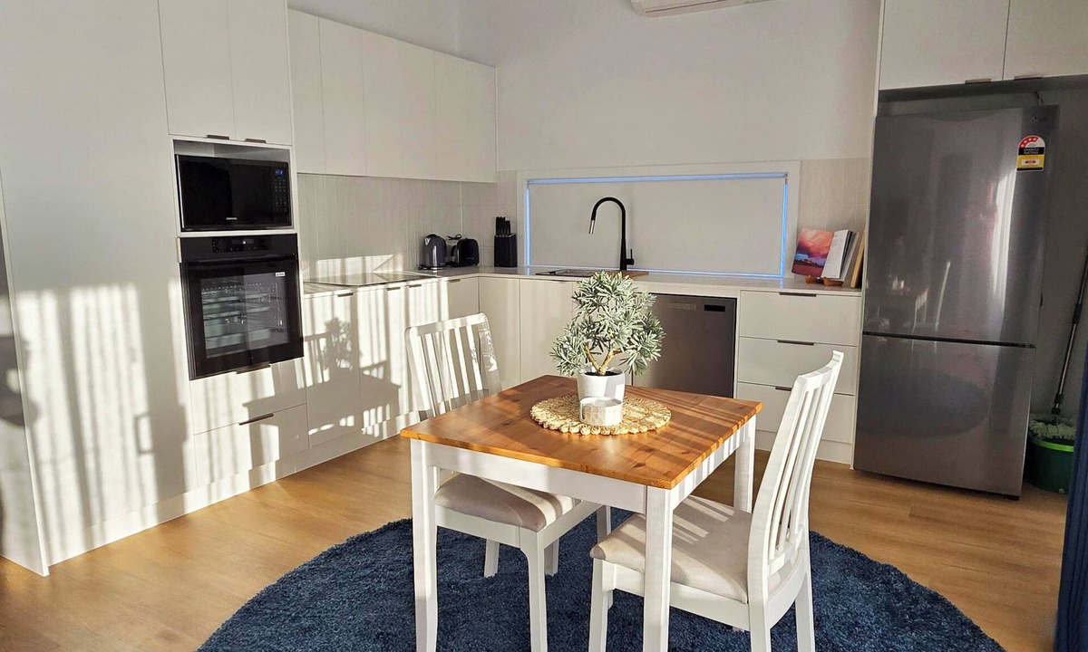 Forest Lake House | Highlife Retreat - Massive Master + Single Sofa Bed