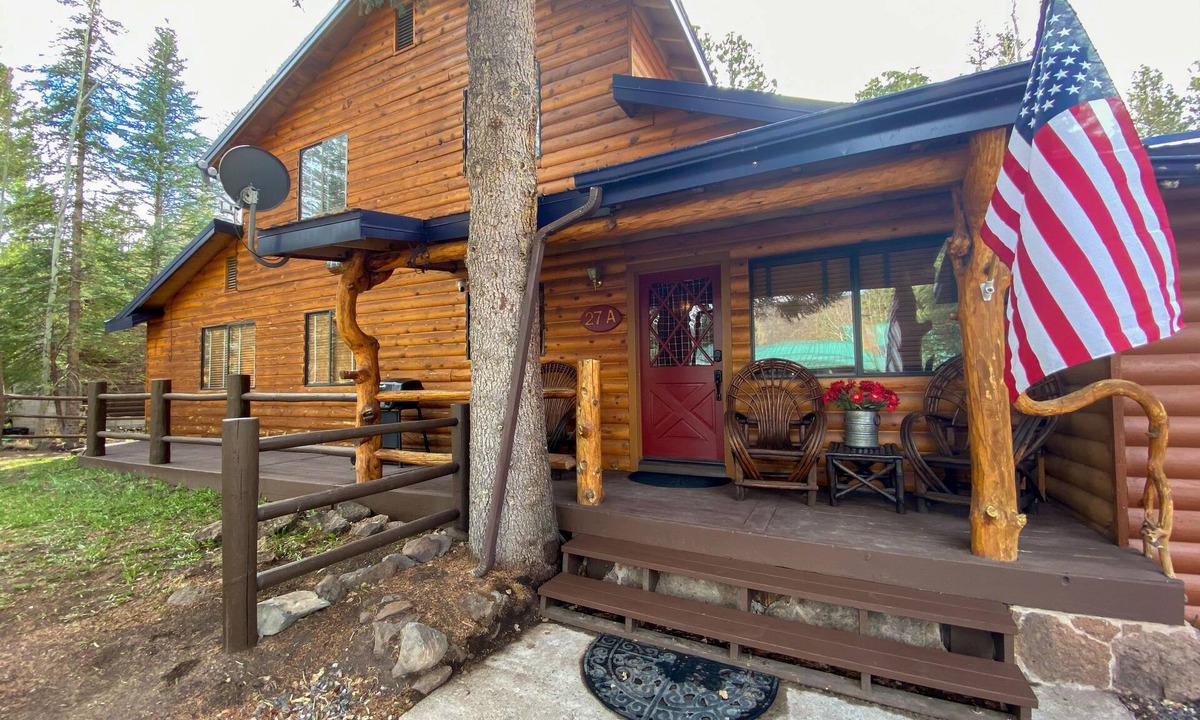 Greer Cabin | Highly rated Greer River’s Edge Sleeps 8- Starlink WiFi- Fireplace - Loft