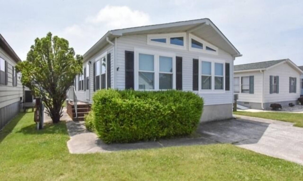 Montego Bay House | Highly sought after Montego Bay Community, 2 Large Outdoor Community Pools, Tennis, off 130th St.!