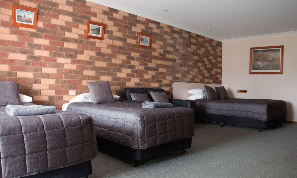 Hay Hotel | Highway Inn Motel