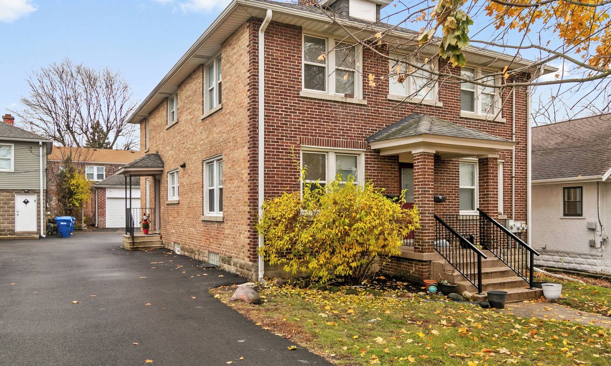 Highwood Apartment | Highwood Haven- 4 Bedrooms Steps to Train station!